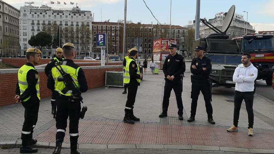 Efectivos de la UME junto a agentes de la Policía Nacional en las cercanías de la estación de Atocha, en Madrid.