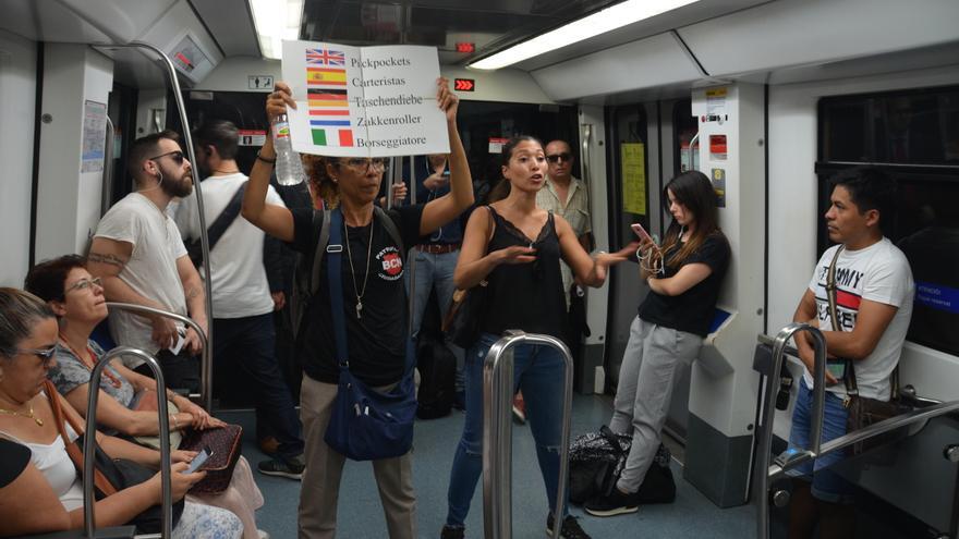 Eliana Guerrero y una compañera alertan a los viajeros del metro de la presencia de carteristas.