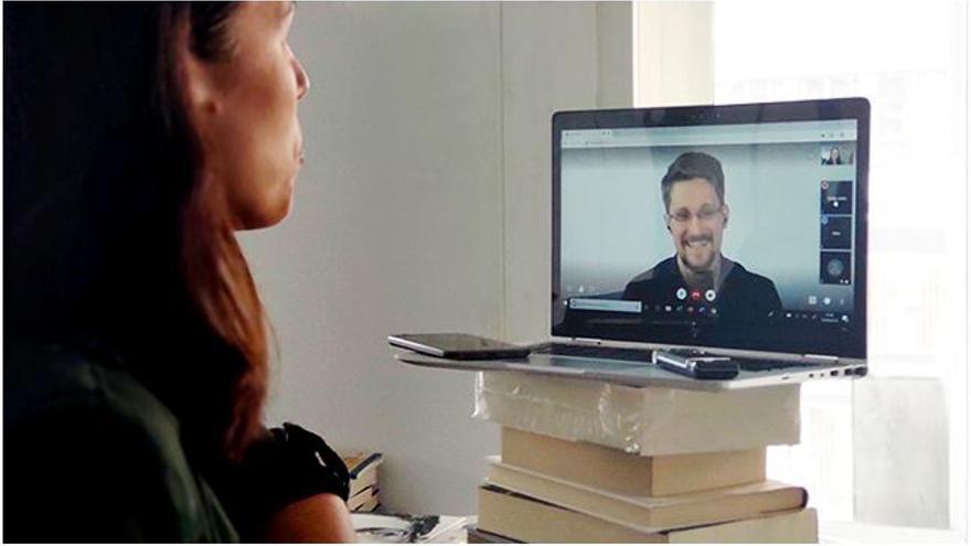 Entrevista con Edward Snowden a través de Skype.