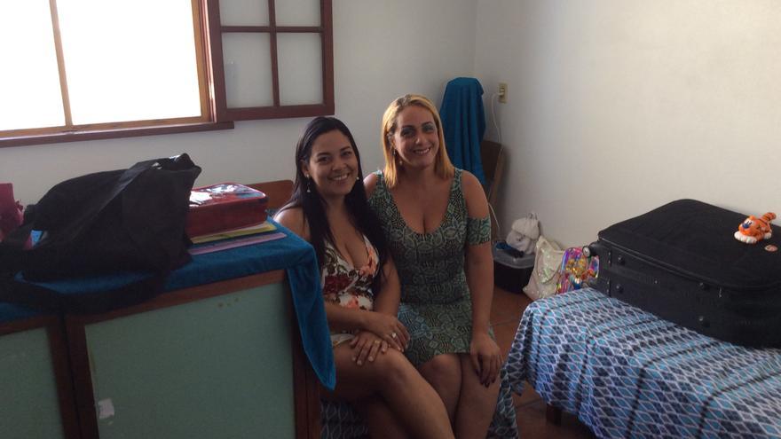 Esperanza (izq) y Flor, dos de las refugiadas venezolanas acogidas en un albergue de Río de Janeiro con las que conversó eldiario.es
