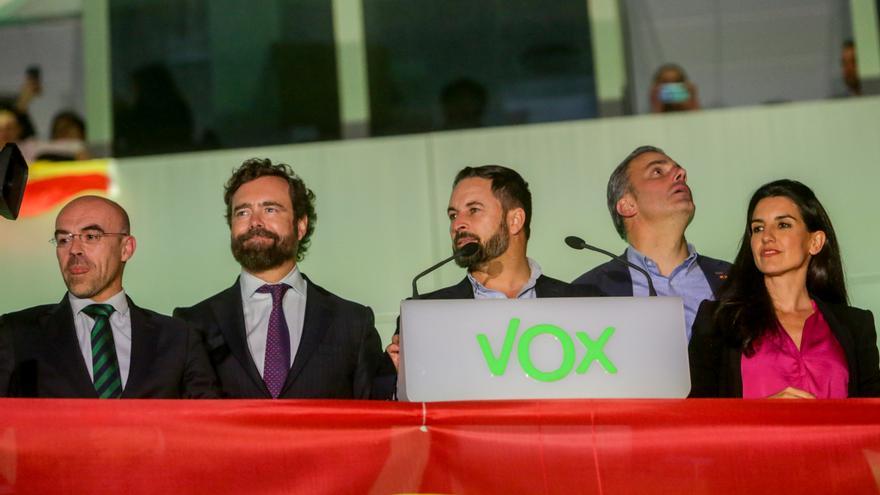 Jorge Buxadé, Iván Espinosa de los Monteros, Santiago Abascal, Javier Ortega Smith y Rocío Monasterio, en la sede de Vox