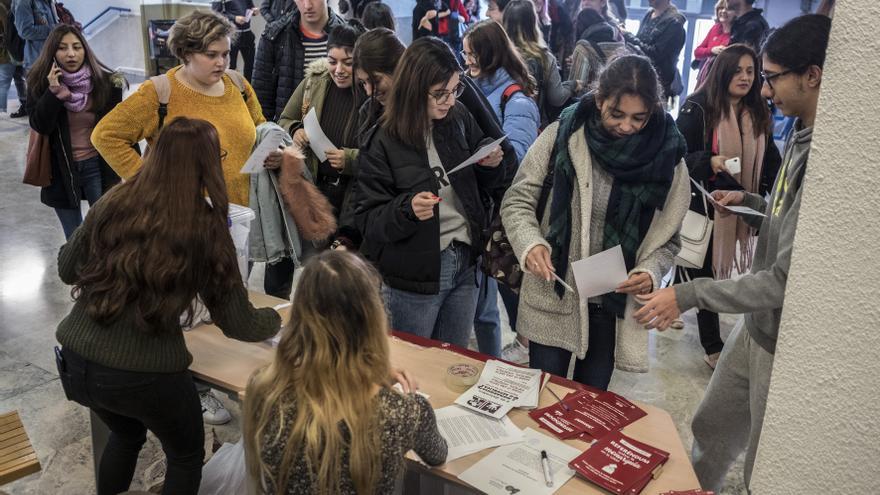 Estudiantes de la Universidad Autónoma de Madrid esperando para votar en el referéndum sobre la corona.