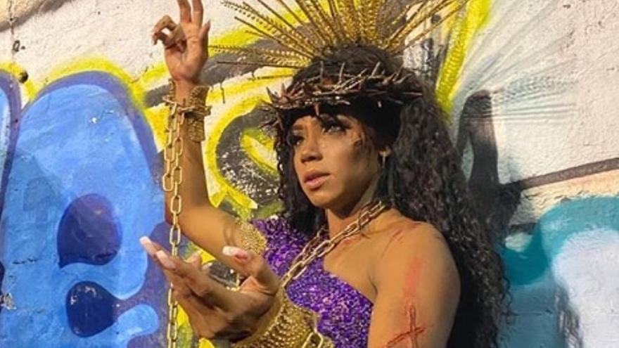 Evelyn Bastos, reina de la batería de la Estação Primeira de Mangueira da Mangueira caracterizada como Jesucristo