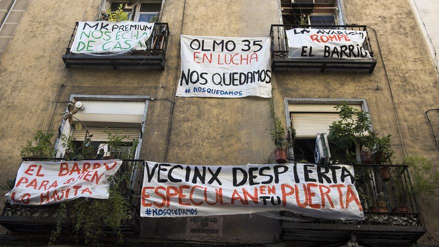 Fachada del edificio de Olmo,35, en Lavapiés, con los carteles de protesta de los colectivos que apoyan a los vecinos. / Fernando Sánchez