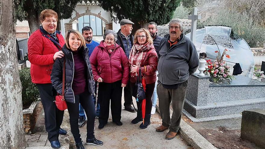 Familiares de las víctimas de Güéjar Sierra (Granada) asesinadas y enterradas en Pinos Genil. | JUAN MIGUEL BAQUERO