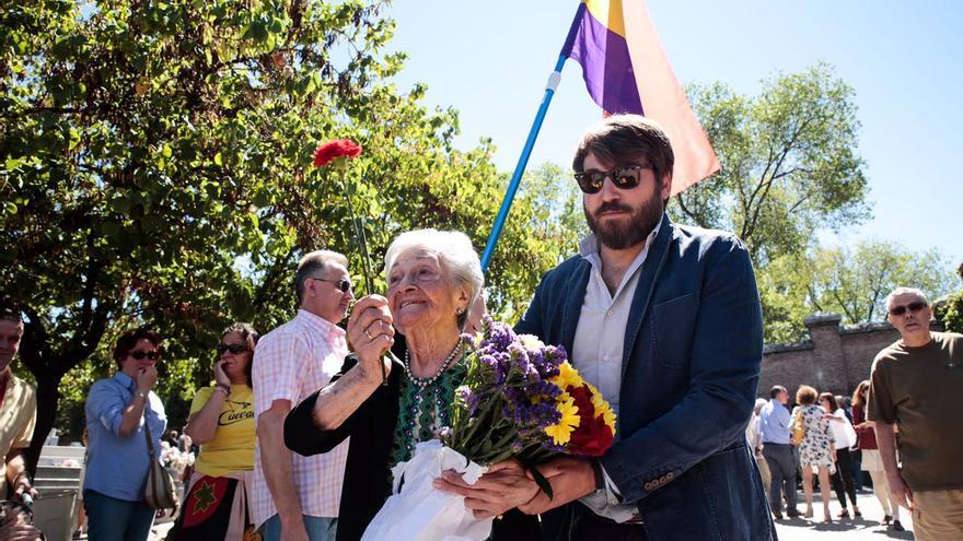 Familiares de Timoteo Mendieta acuden al cementerio con flores para honrarle