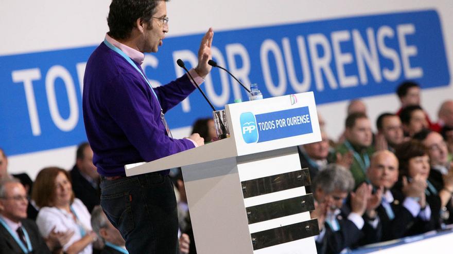 Feijóo interviene en el congreso del PP de Ourense en 2010 observado por José Manuel Baltar