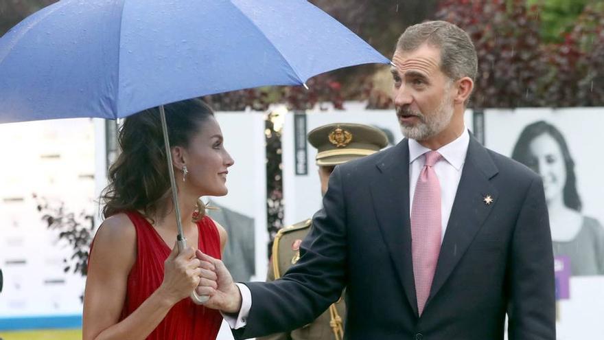 Felipe de Borbón y Letizia Ortiz con un paraguas en Vilablareix, Girona.