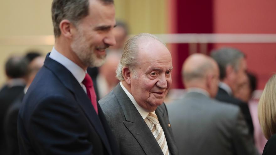 El rey Felipe VI y el rey emérito Juan Carlos de Borbón, durante una audiencia con la fundación Cotec, el 7 de junio de 2018