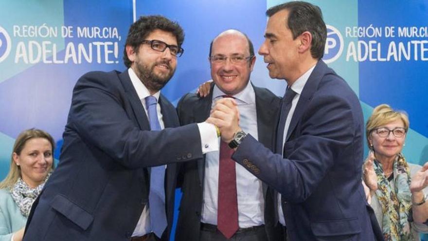 El presidente de Murcia, Fernando López Miras, junto al expresidente imputado, Pedro Antonio Sánchez y Fernando Martínez-Maíllo, excoordinador general del Partido Popular