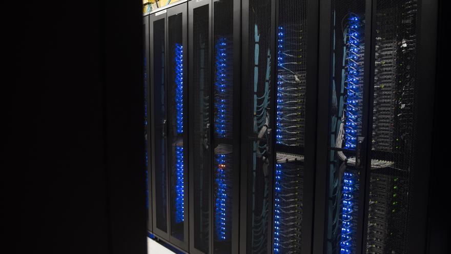 Fila de bastidores con servidores colocados en el centro de datos de Interxion en Madrid. 