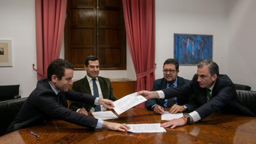 Firma del acuerdo entre PP y Vox de cara a la investidura de Juanma Moreno como presidente de la Junta de Andalucía