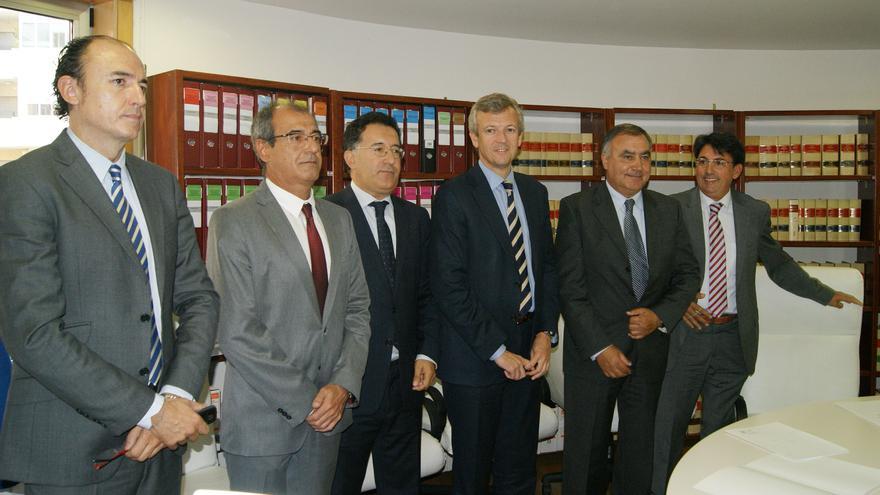Florentino Delgado, fiscal jefe de Ourense, primero por la izquierda, en una reunión con otros cargos de la Fiscalía y de la Xunta, incluido el vicepresidente Alfonso Rueda, cuarto por la izquierda