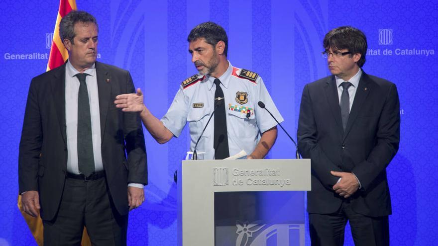 Forn, Trapero y Puigdemont, en una rueda de prensa por los atentados del 17A