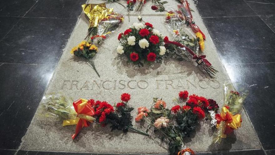 La tumba de Fraco en el Valle de los Caídos, con flores frescas