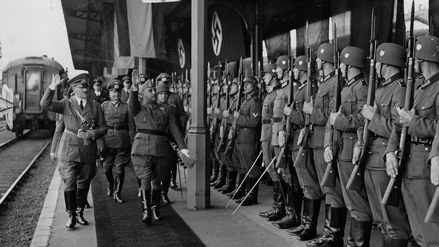 Franco y Hitler hacen el saludo fascista durante su reunión en Hendaya en 1940