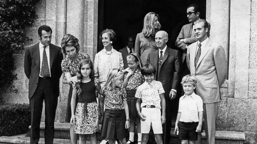 La familia Franco y los entonces prÃ­ncipes de EspaÃ±a con sus hijos en la puerta del pazo de MeirÃ¡s
