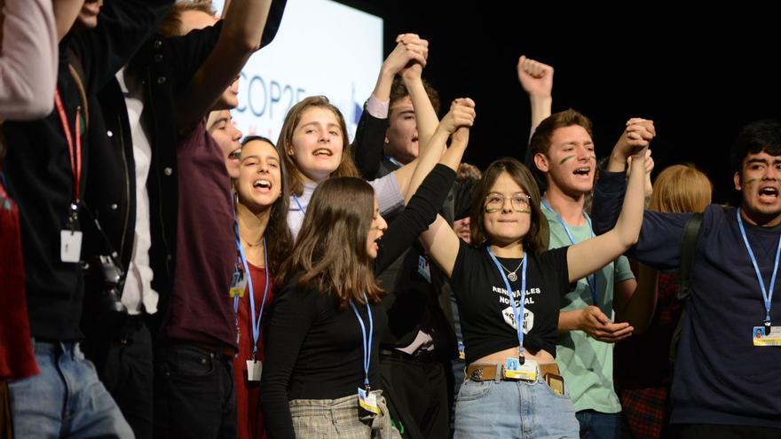 Los jóvenes de Fridays For Future, sobre el escenario del plenario dela COP25 este miércoles.
