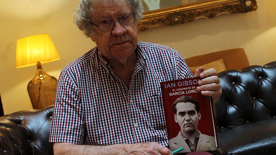 El hispanista Ian Gibson con su libro 'El asesinato de García Lorca'. | JUAN MIGUEL BAQUERO
