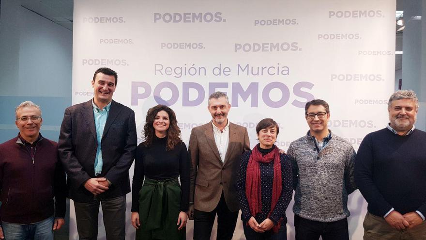 Ginés Ruiz y su equipo de `Cuidando Podemos´ junto con Óscar Urralburu