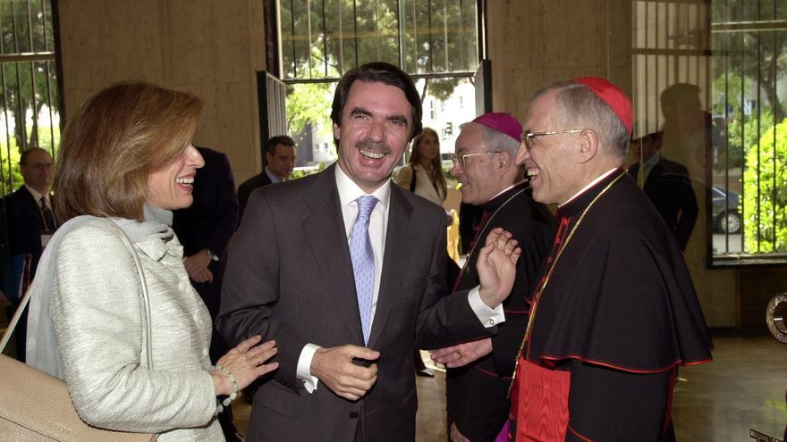 El expresidente del Gobierno José María Aznar y su esposa, Ana Botella, conversan con el entonces cardenal arzobispo de Madrid, Antonio Rouco Varela, en la Nunciatura del Vaticano en Madrid, en mayo de 2003