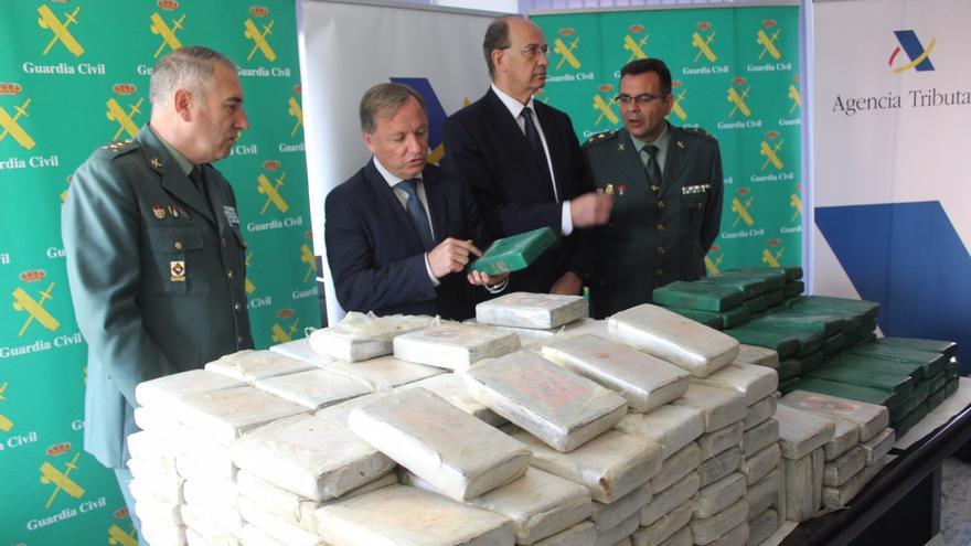 El delegado del Gobierno, Juan Carlos Moragues, junto a los mandos de la Guardia Civil con un alijo de 300 kilos de coca en el puerto de Valencia.