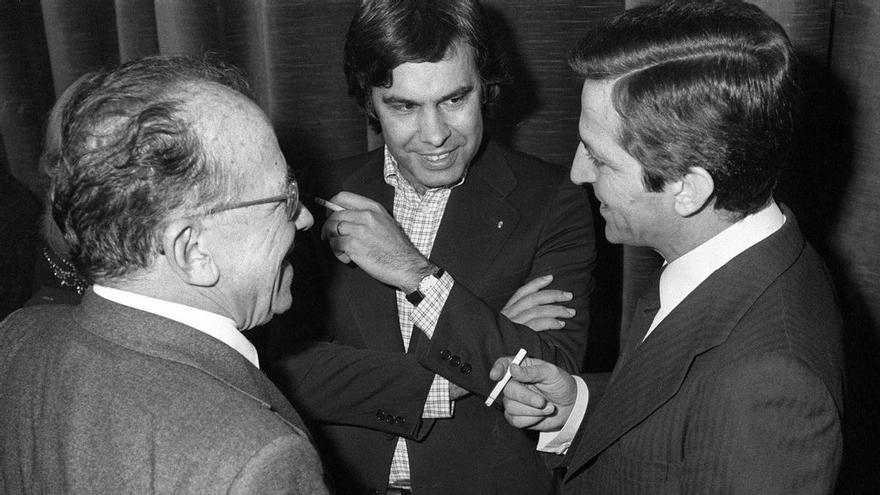 Felipe González, Adolfo Suárez y Santiago Carrillo conversan durante la entrega de los premios Populares del diario "Pueblo".  Madrid, 14-2-1978.