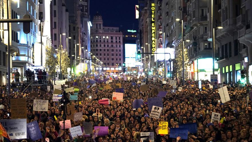 El movimiento feminista llena la Gran Vía de Madrid en el último tramo de la manifestación de este 8 de marzo. 