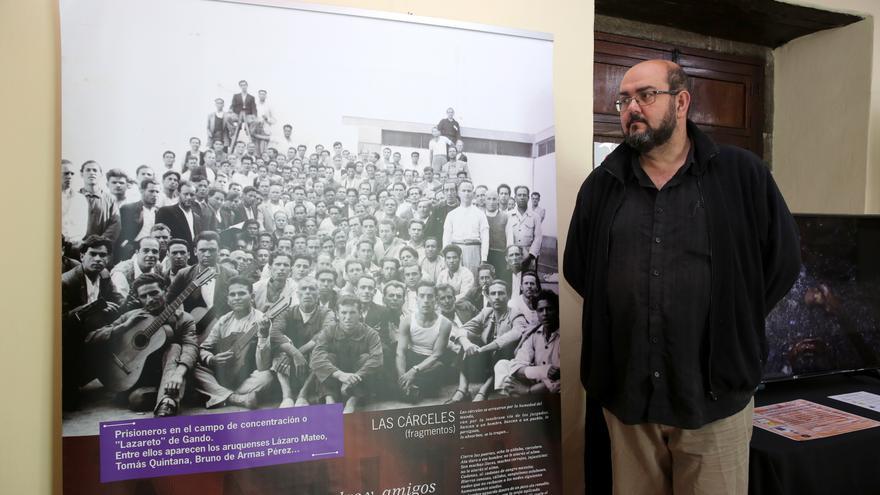 Gregorio Arencibia, de la Asociación para la Memoria Histórica de Arucas en la exposición 'Los Pozos del Olvido'