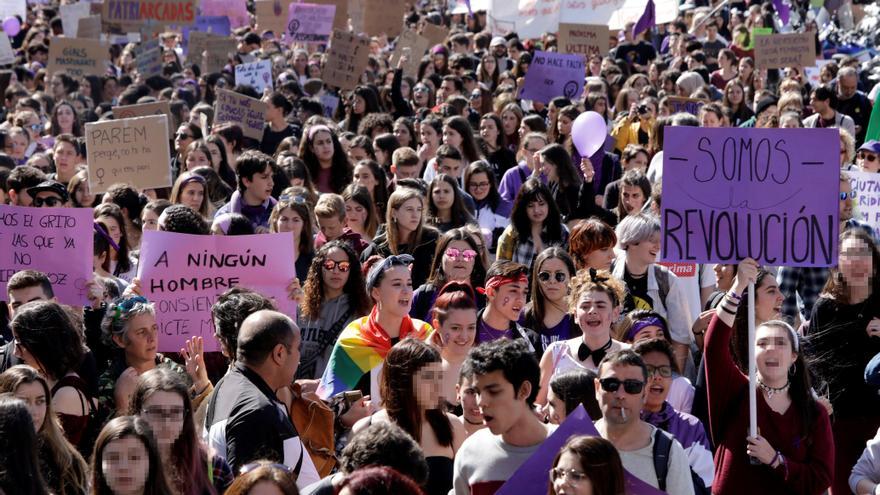 Unas 13.000 personas, según la Guardia Urbana de Barcelona, han participado esta mañana en una manifestación estudiantil por el centro de la capital catalana con motivo de la huelga feminista del 8M en institutos y universidades, que se ha desarrollado en un ambiente festivo y reivindicativo