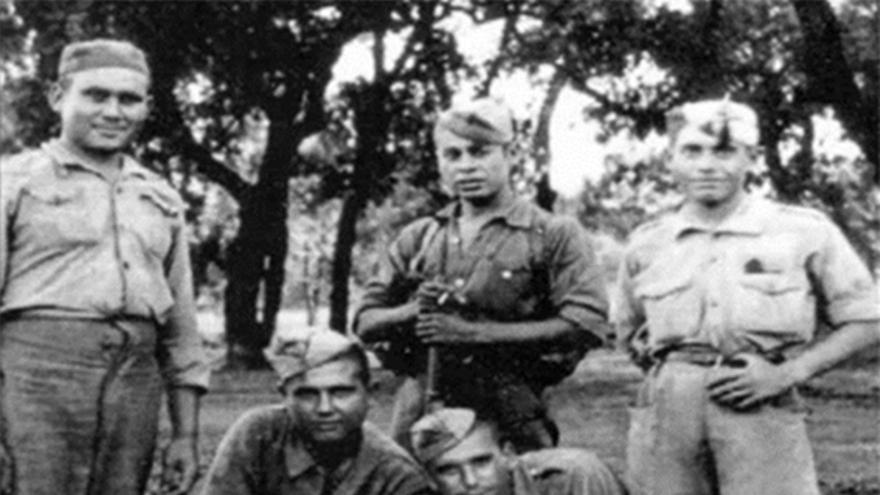 Guardias y prisioneros del Batallón Disciplinario nº 2 en Cerro Muriano (Córdoba), año 1942.