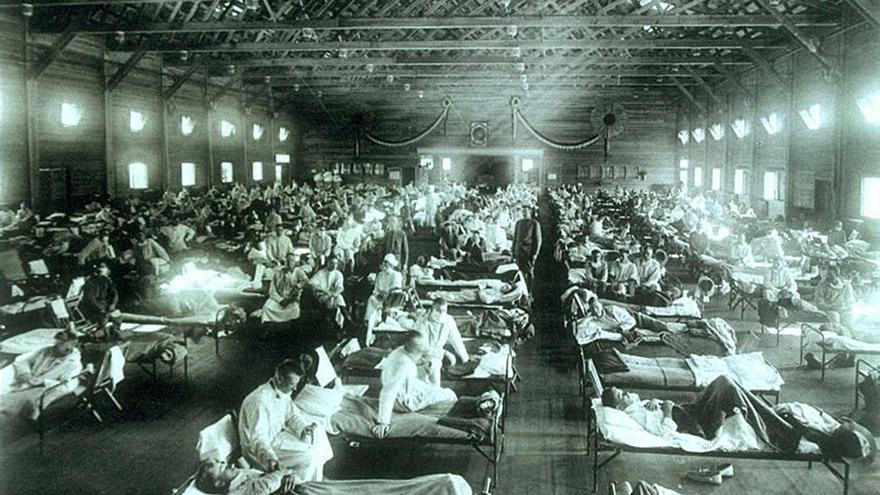 Hospital improvisado en Kansas (EEUU) durante el brote de gripe española.