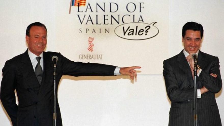 Julio Iglesias y Eduardo Zaplana, en la presentación de la campaña para promocionar la imagen de la Comunitat Valenciana en los años 90.