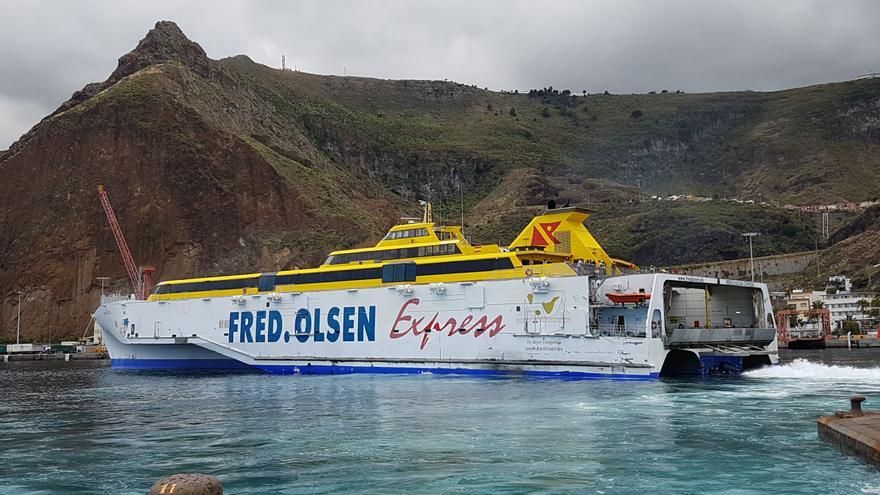Imagen de 'fast ferry' Benchijigua Express de Fred. Olsen en el Puerto de Santa Cruz de La Palma. Foto: LUZ RODRÍGUEZ.