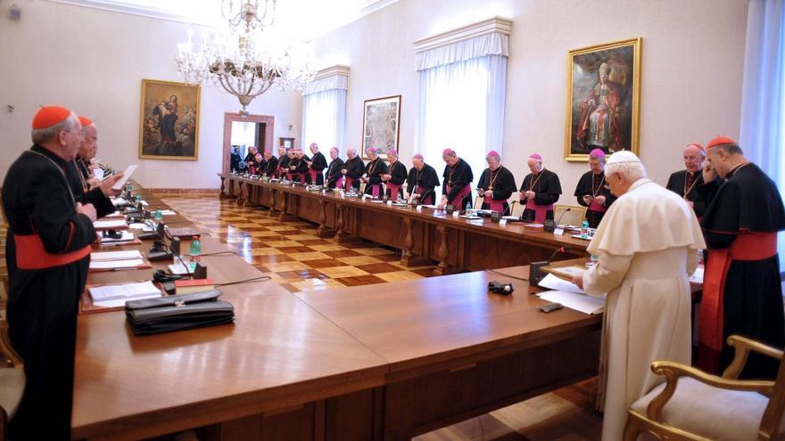 Imagen de la reunión que se celebró en el Vaticano para abordar los abusos sexuales de sacerdotes a niños en Irlanda / Osservatore Romano