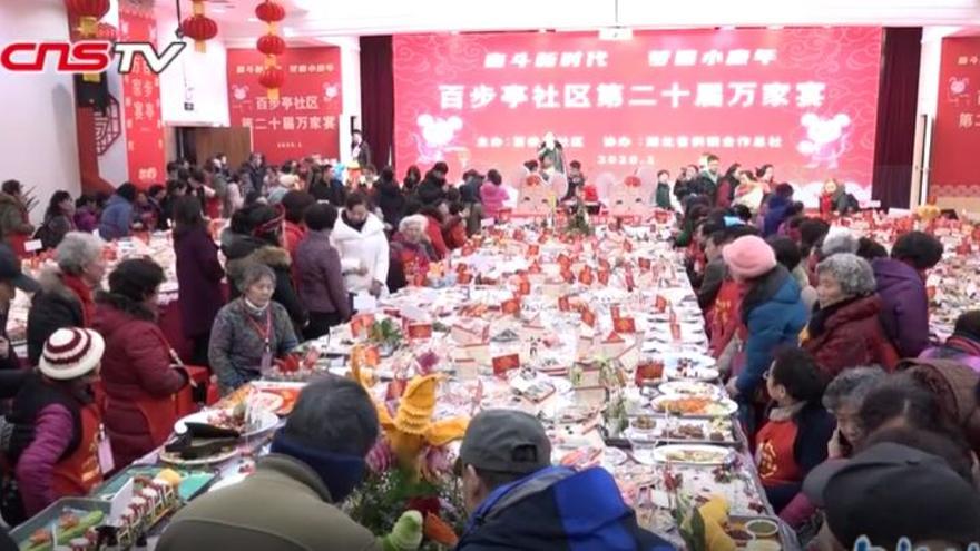 Imagen de la comida masiva celebrada en Wuhan el 18 de enero