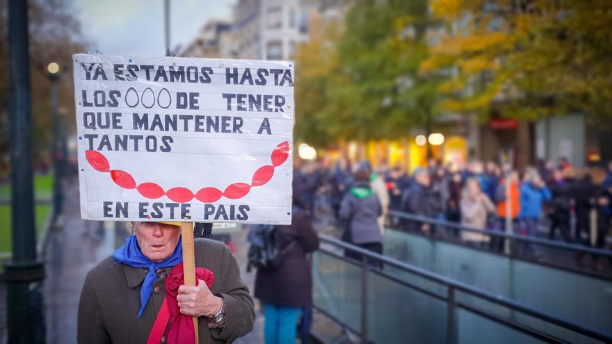 Imagen de una mujer durante la manifestación de pensionistas en San Sebastián 