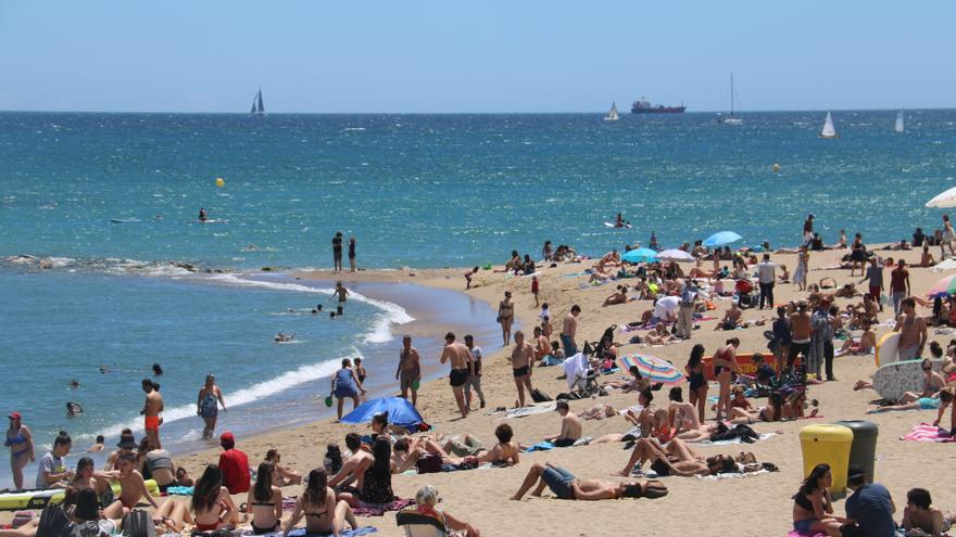Imagen de una de las playas de la Barceloneta, este sábado.