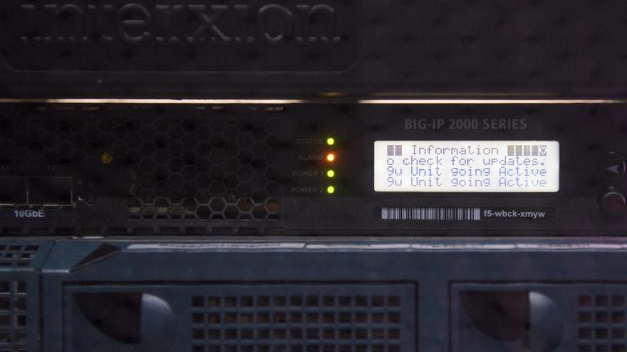 Imagen de uno de los servidores instalados en el centro de datos de Interxion. 
