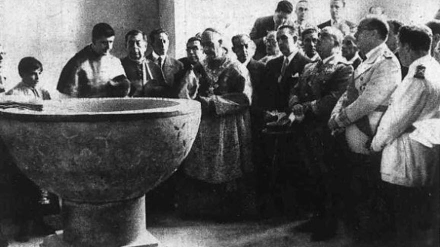 Inauguración de la restauración de la pila bautismal de Cervantes en presencia de Franco, el 3 de octubre de 1947. | AYUNTAMIENTO DE ALCALÁ DE HENARES