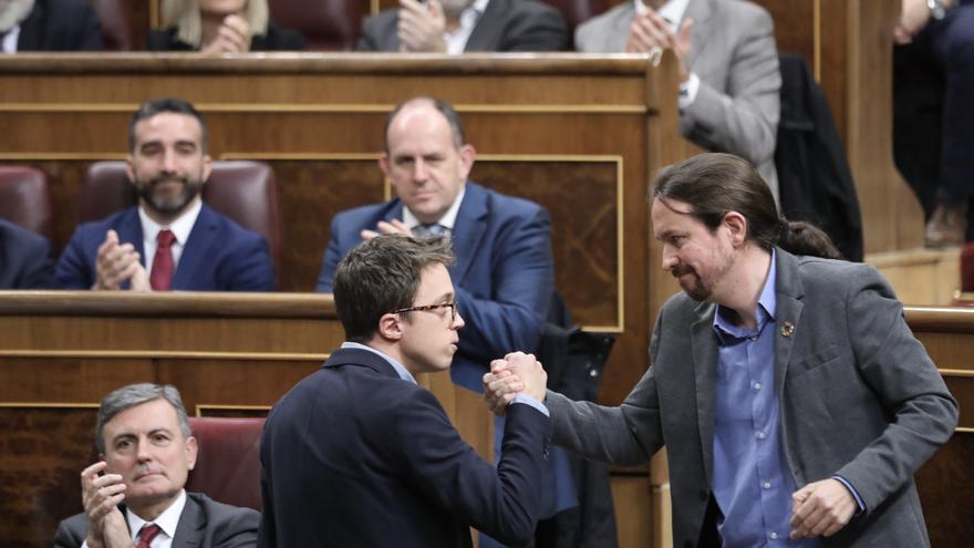 Íñigo Errejón estrecha la mano a Pablo Iglesias en la segunda votación de investidura de Pedro Sánchez