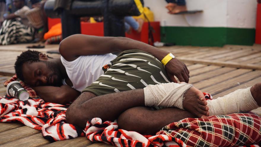 Issiada descansa en la cubierta del Open Arms. Sus pies resultaron heridos de bala en Libia. 