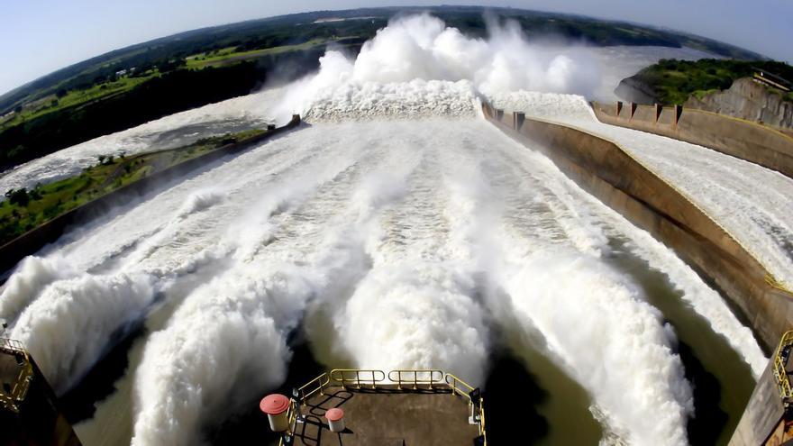La central hidroeléctrica de Itaipú, compartida entre Brasil y Paraguay, núcleo de la polémica que ha estado a punto de llevar a Abdo Benítez a un juicio político. 