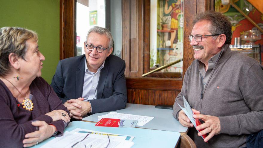 El candidato del Partido de la Izquierda Europea a presidir la Comisión Europea, Nico Cué, con Maite Mola (IU) y Pierre Laurent (PCF).