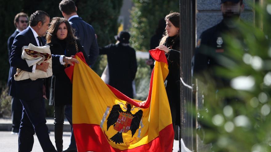 Jaime Martínez Bordiu despliega, junto a su esposa, la bandera de la dictadura, que acabó en la fosa de Mingorrubio