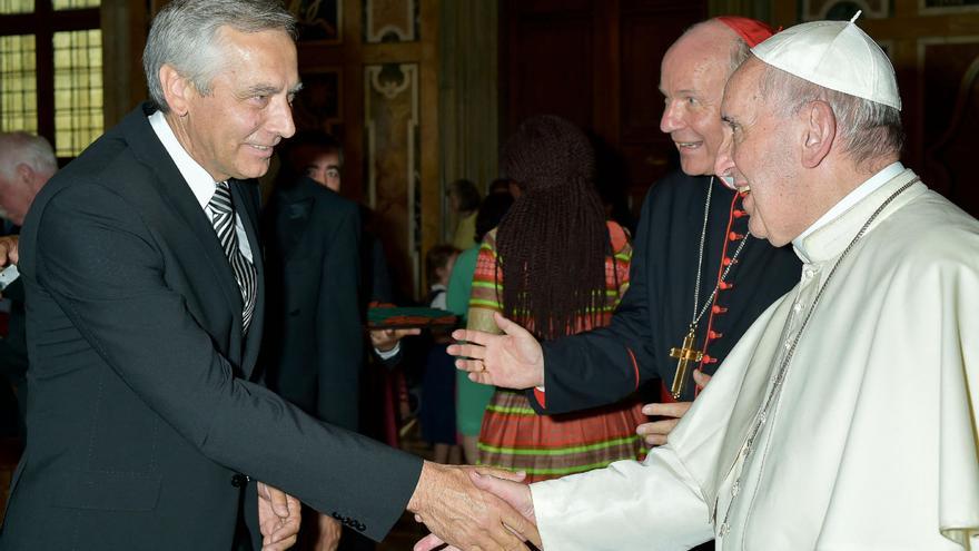 Jan Figel en un apretón de manos con el papa Francisco en Roma en 2016 (fuente: Twitter).