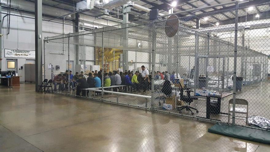 Jaulas de un centro de internamiento de extranjeros en Texas para encerrar a adultos y niños.