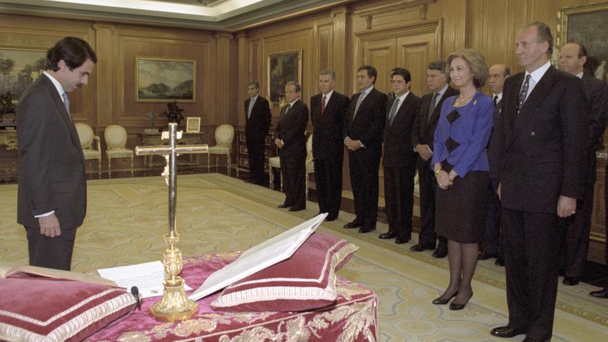 José María Aznar jura su cargo ante el rey el 5 de mayo de 1996.