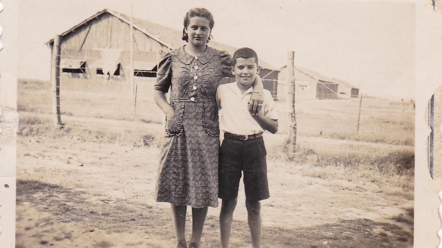 José, a sus 10 años, con su hermana Pilar en el campo de concentración de Arnao.