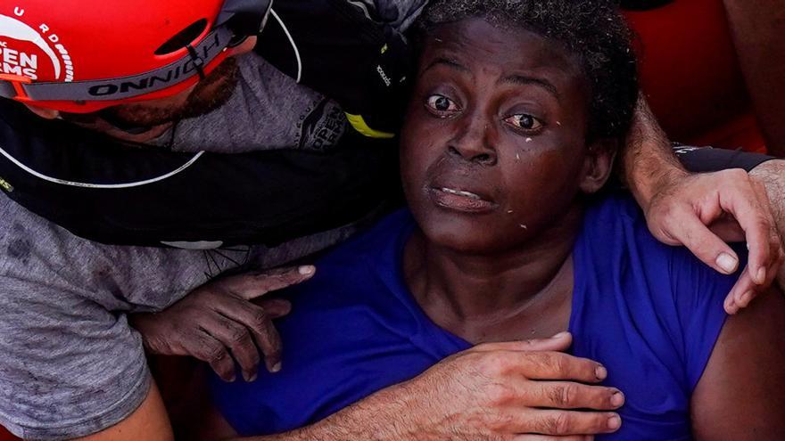 Josefa, la inmigrante camerunesa rescatada de una balsa a la deriva con dos cadáveres ya. Open Arms 